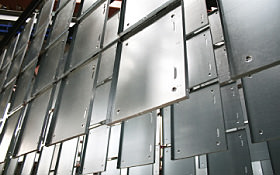 Rückwandbleche aus Aluminium aufgehängt zum Reinigen und Vorbehandeln